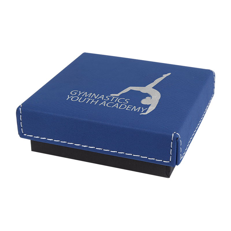 Подарочная коробка размером 9 3/4 x 7 дюймов с крышкой из искусственной кожи, обрабатываемой лазером